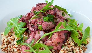 Chobotnice s cuketovým cous-cous s quinoou, rukolový salátek