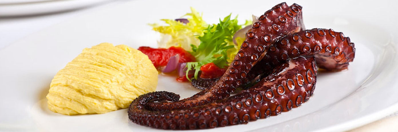 Grilovaná chobotnice s kukuřičným pyré a salátem s pečenou paprikou