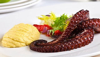 Grilovaná chobotnice s kukuřičným pyré a salátem s pečenou paprikou