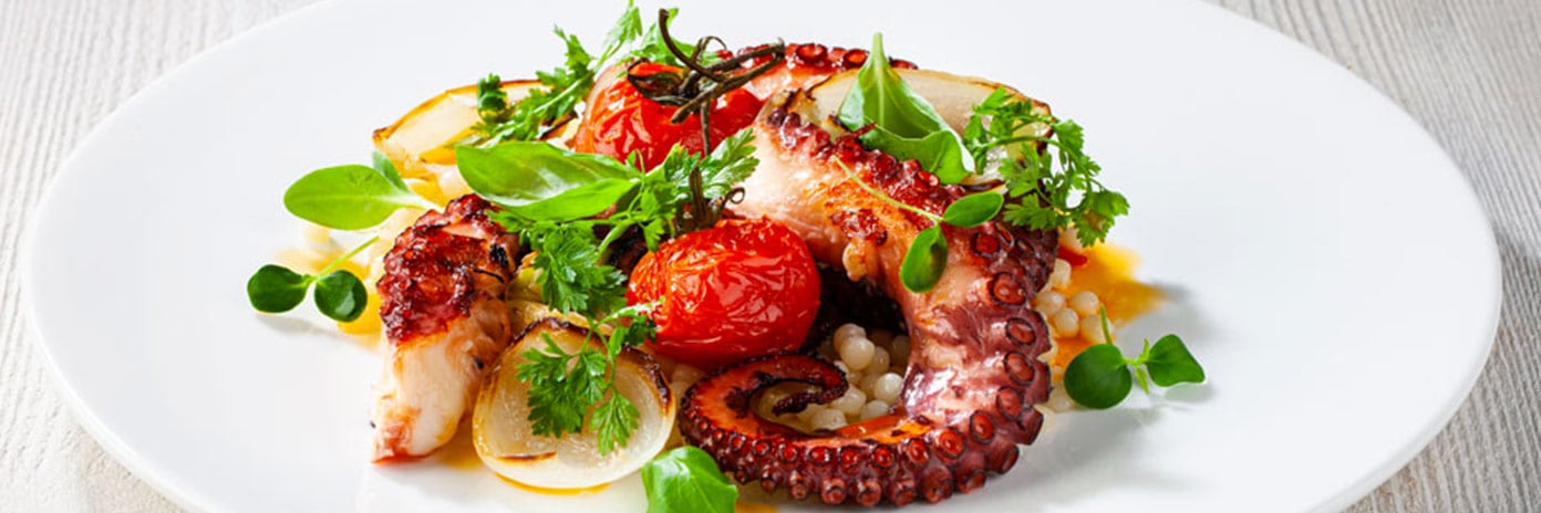 Grilovaná chobotnice s tarhoňou, pečenými rajčaty, šalotkou a chilli olejem
