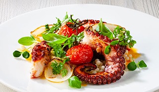 Grilovaná chobotnice s tarhoňou, pečenými rajčaty, šalotkou a chilli olejem