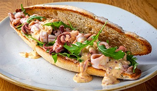 Grilované kalamáry s curry majonézou, salátem a bagetou