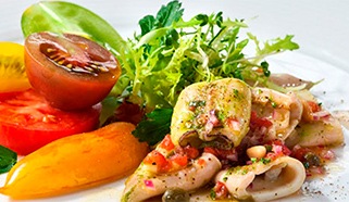 Grilované kalamáry s rajčaty a trhaným salátem