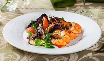 Grilované krevety na česneku s chilli, pečeným lilkem a rajčatovým salátem