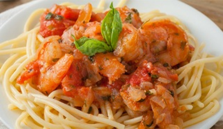 Linguine s grilovanými krevetami, čerstvými rajčaty a petrželí