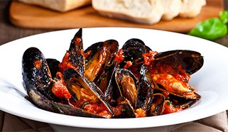 Pošírované slávky na rajčatech, chilli a bazalce