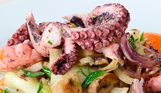 Restovaná chobotnice na fenyklovém ragů se žampiony, omáčka z pečených rajčat