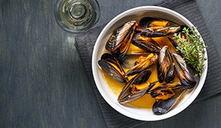 Slávky ve víně a bylinkové šťávě