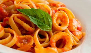 Tagliatelle s kalamáry v tomatovém vývaru