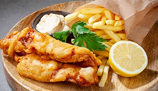 Fish and chips se smaženými hranolkami a česnekovou omáčkou aioly