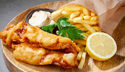 Fish and chips se smaženými hranolkami a česnekovou omáčkou aioly