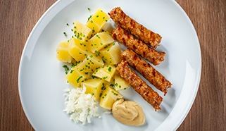 Čevabčiči s vařeným bramborem, hořčicí a cibulí