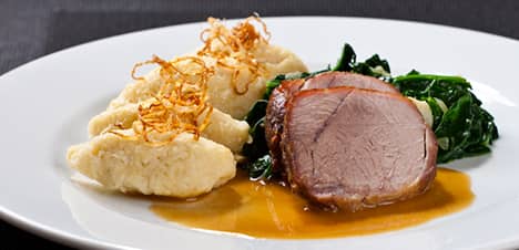 Pečená vepřová plec s chlupatým knedlíkem a špenátem