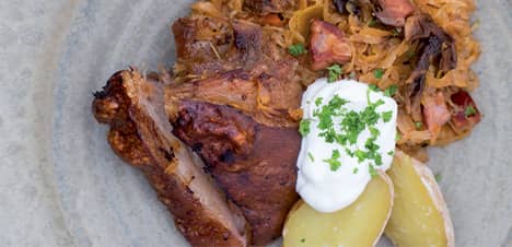 Pečené vepřové koleno na kysaném zelí