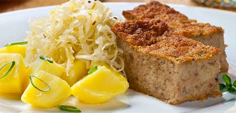 Pečený jaternicový prejt s vařenými brambory a kysaným zelím