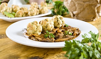 Ragú z hlívy ústřičné s karlovarskými knedlíky