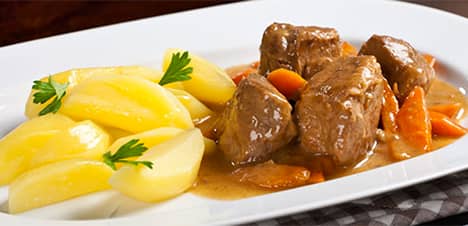 Vepřové v mrkvi s vařenými brambory