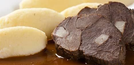 Dušená mufloní kýta se šípkovou omáčkou a krupicovými noky