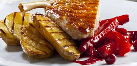 Grilovaná perlička s rebarborovým chutney a bramborami