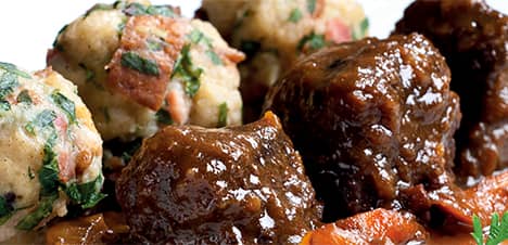 Kančí kýta dušená na pivě s chlebovými knedlíky