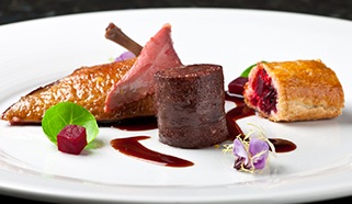 Pečené holubí prsíčko s opečeným jelítkem, závinem s červenou řepou a přírodní šťávou 