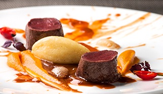 Srnčí hřbet sous-vide s mrkvovým pyré, šípkovou omáčkou a krupicovými noky