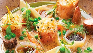 Králičí hřbet a stehna s cibulovým pyré a raviolami, baby kukuřicemi a mrkvemi