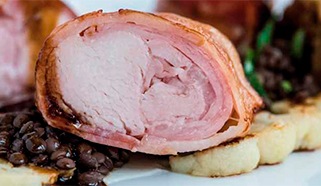 Pečený králičí hřbet v pancettě, jarní nádivka, čočka, květákové pyré