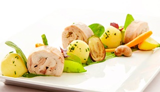 Králičí rolka se špenátovým pyré a jarní zeleninou