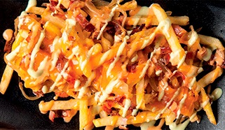 Zapečené hranolky se slaninou a cheddarem