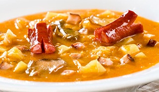 Zelná polévka s klobásou