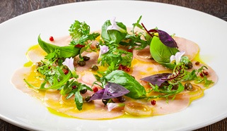 Carpacio z mečouna s citronovou emulzí, kapary, marinovaným červeným pepřem a bylinkam