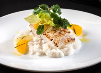 Pečená treska na citrusech a limetkových listech, kokosová rýže