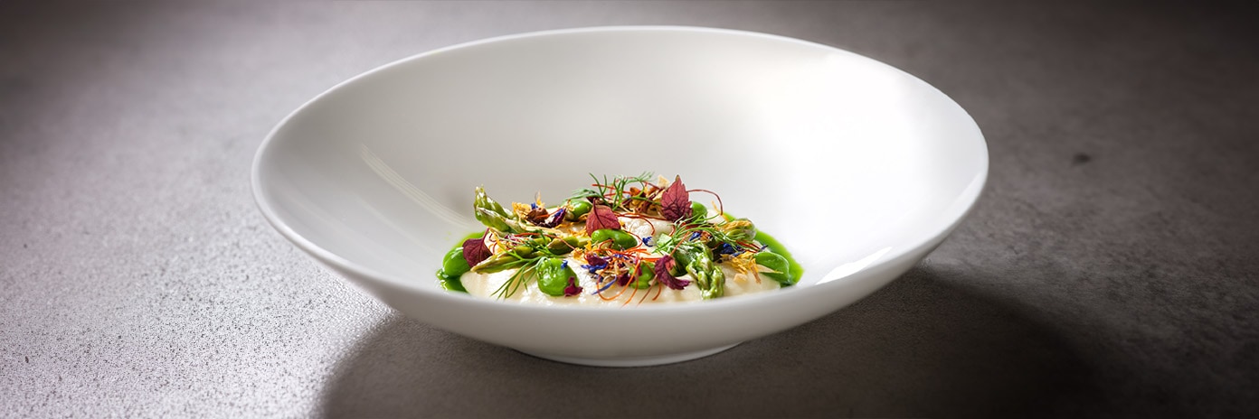 bramborové pyré s chřestem a bylinkovým olejem