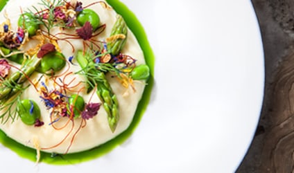 bramborové pyré s chřestem a bylinkovým olejem