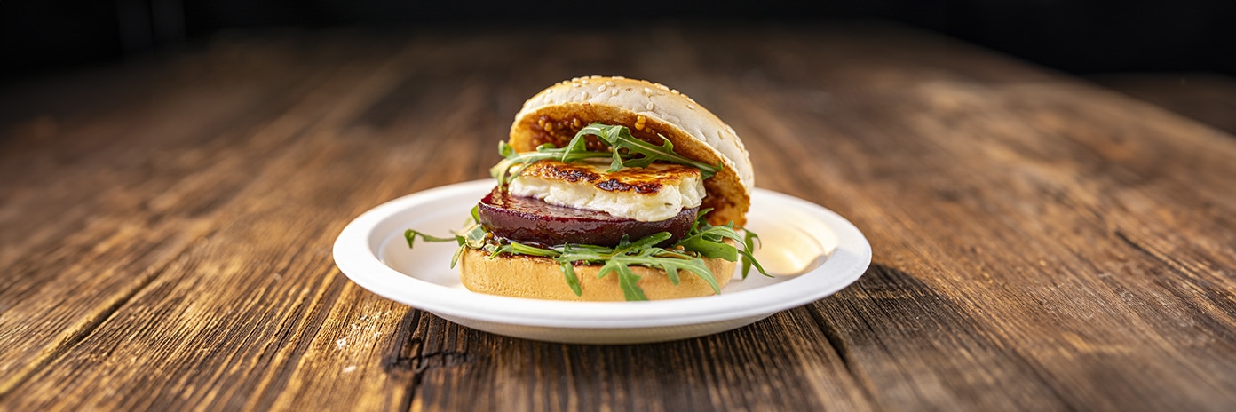 vegetariánský burger s halloumi a červenou řepou