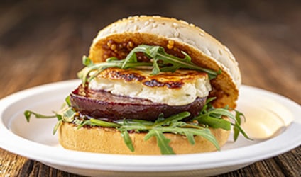 vegetariánský burger s halloumi a červenou řepou