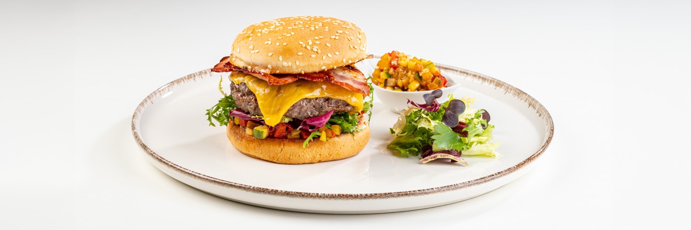 hamburger s pečenou slaninou