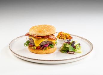 hamburger s pečenou slaninou