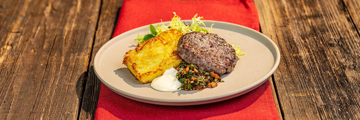 domácí bramborové rösti, grilovaný burger, salsa chimichurri, ledový salát