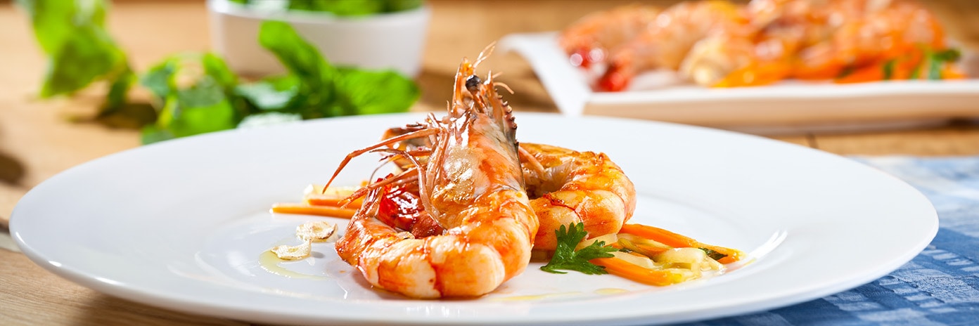 grilované krevety se salátkem - servírování