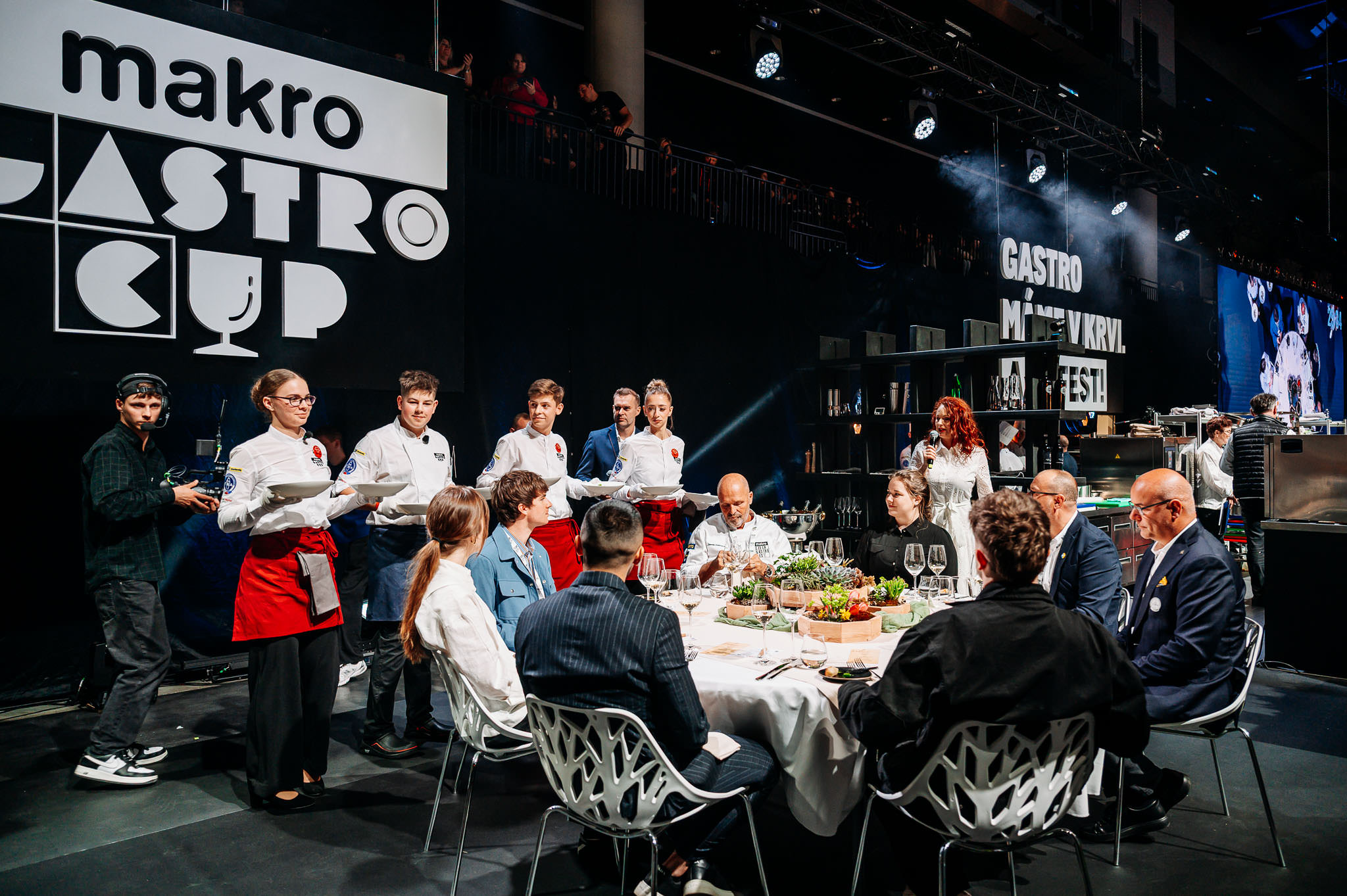 Studenti během finále soutěže na Makro Czech Gastro Festu v O2 universu