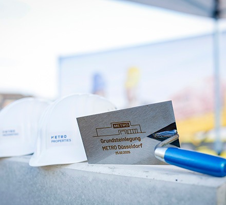 Gravierte Maurerkelle und Schutzhelme 