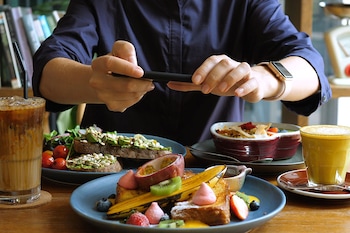 Bestelltes Essen wird mit dem Handy fotografiert