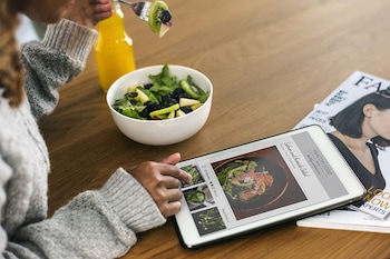 Frau nutzt digitale Medien um Food Trends zu entdecken