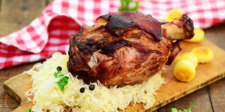 Schweinehaxe beim Volksfest