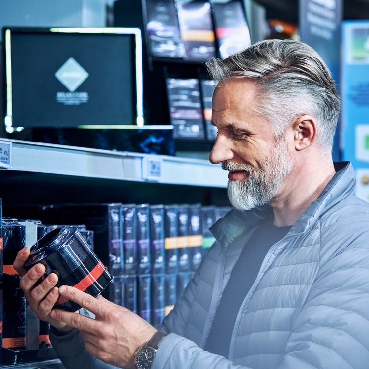 Kunde guckt Preis nach