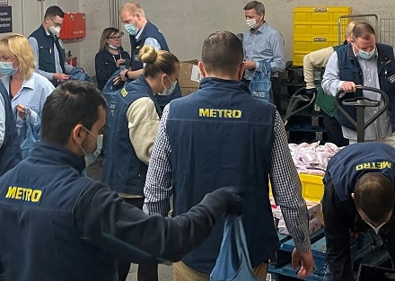 Vorbereitung der Hilfstransporte durch METRO Mitarbeiter