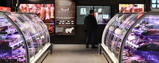 Frischfleisch in der Fleischhalle METRO Düsseldorf