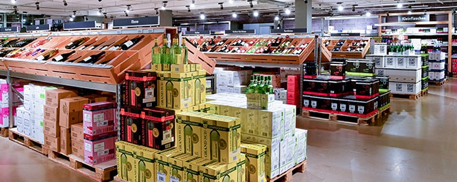 Umfangreiches Weinsortiment in der Weinhalle METRO Düsseldorf